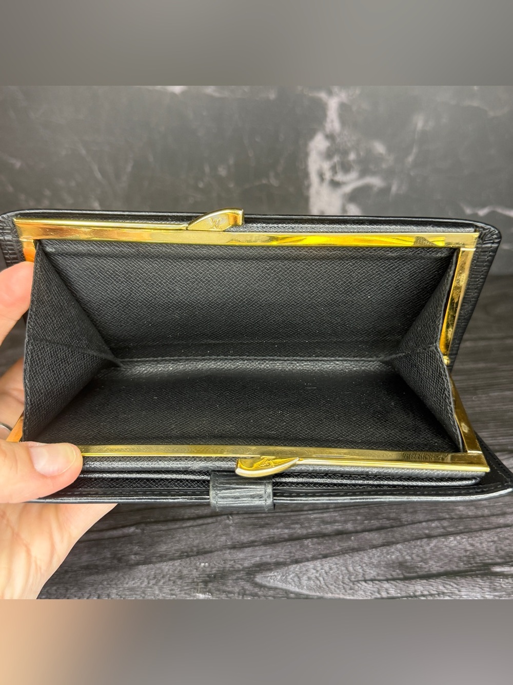 Louis Vuitton Black Epi Kiss Lock Wallet Long Clutch Vintage LV Epi Leather - Picture 9 of 11